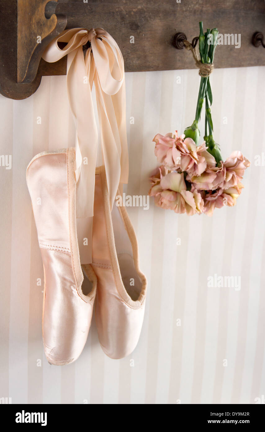 Paar von Pointe Ballettschuhe hängen von einem Gestell auf Vintage-gestreiften Hintergrund für Textfreiraum Stockfoto
