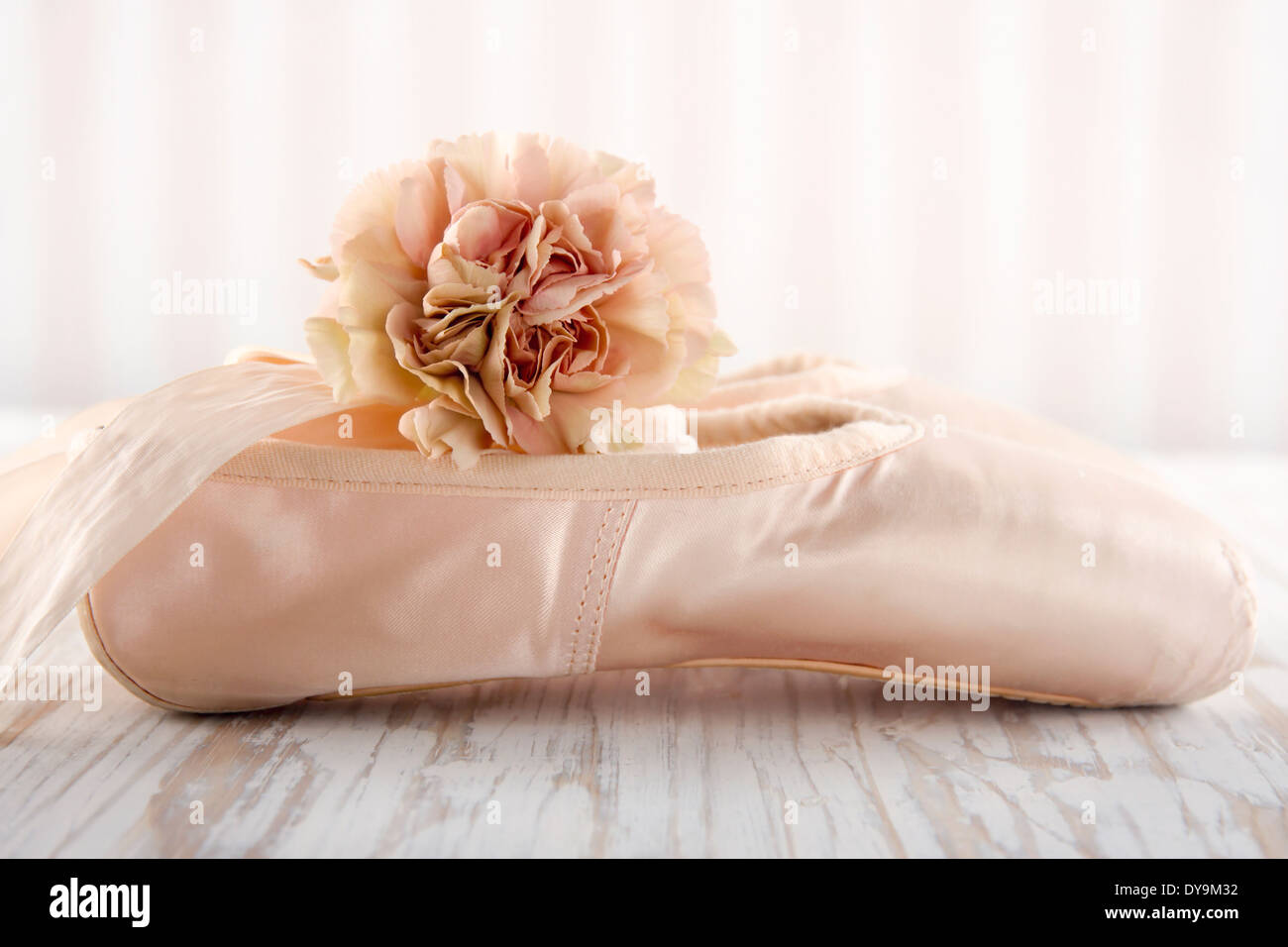 Farbe Creme Pointe Ballettschuhe auf Vintage Holz-Hintergrund Stockfoto