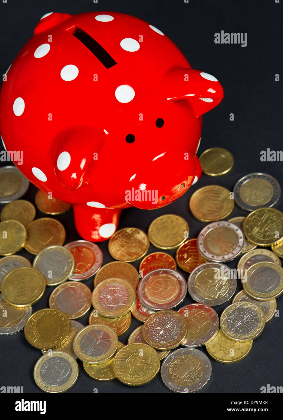 roten rettende Schwein mit Münzen. Geld Finanzkonzept Stockfoto