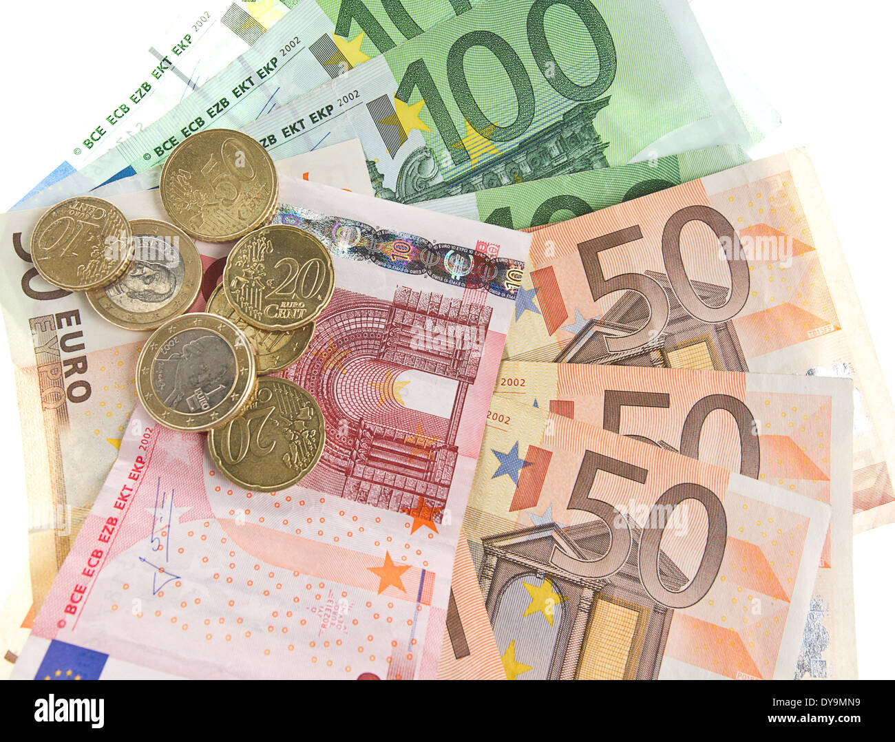 Euro-Bargeld. Münzen und Banknoten auf weißem Hintergrund Stockfoto