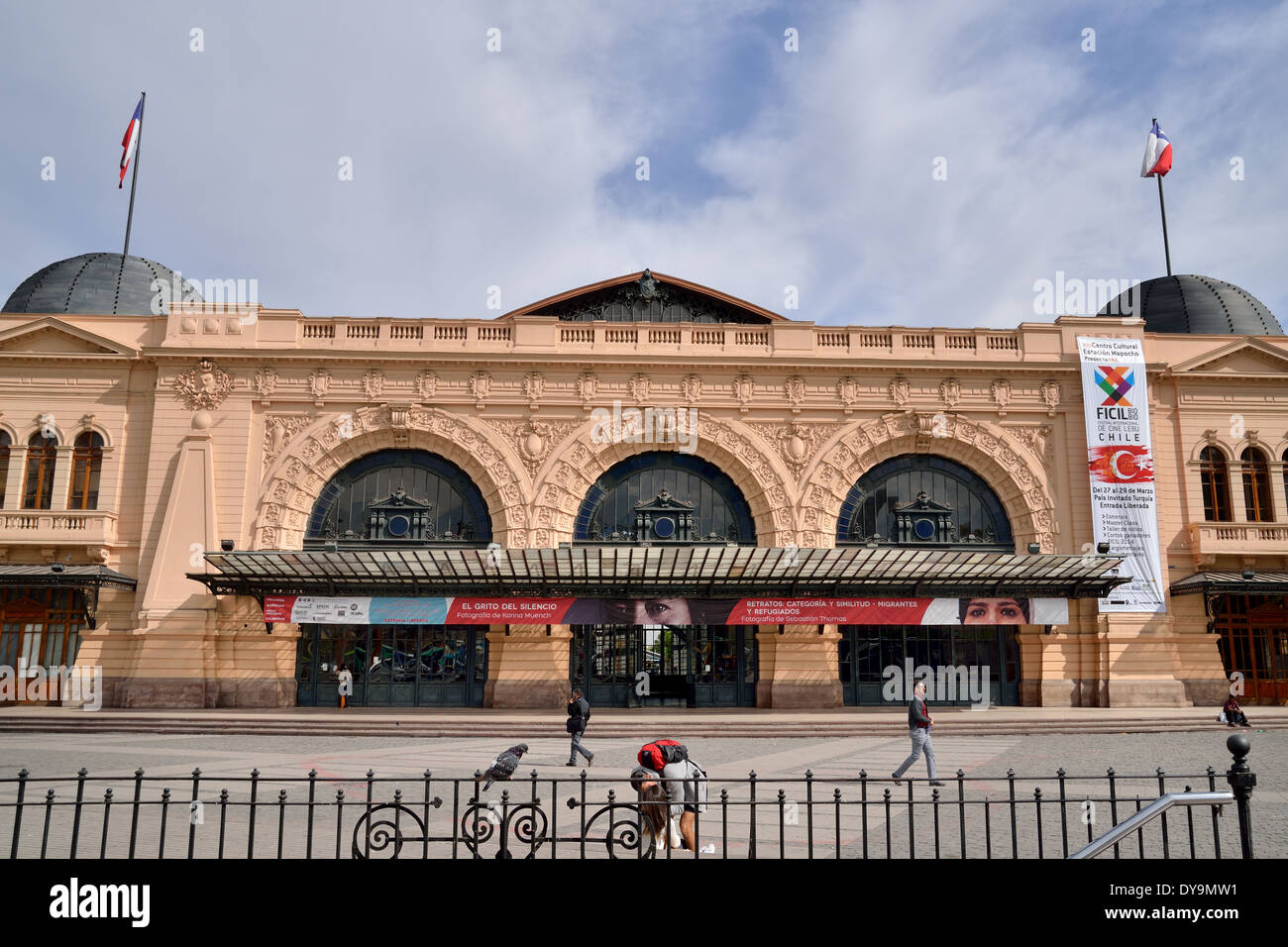 Fassade des Estación Mapocho Gebäude dient als Kulturzentrum genutzt. Die Station wird für Kunstausstellungen und Leistungen verwendet. Stockfoto