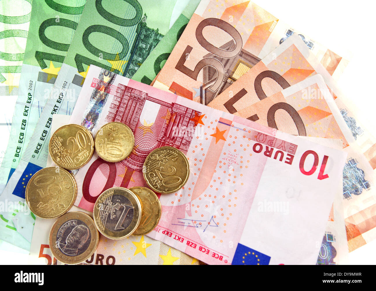 Euro-Bargeld. Münzen und Banknoten auf weißem Hintergrund Stockfoto