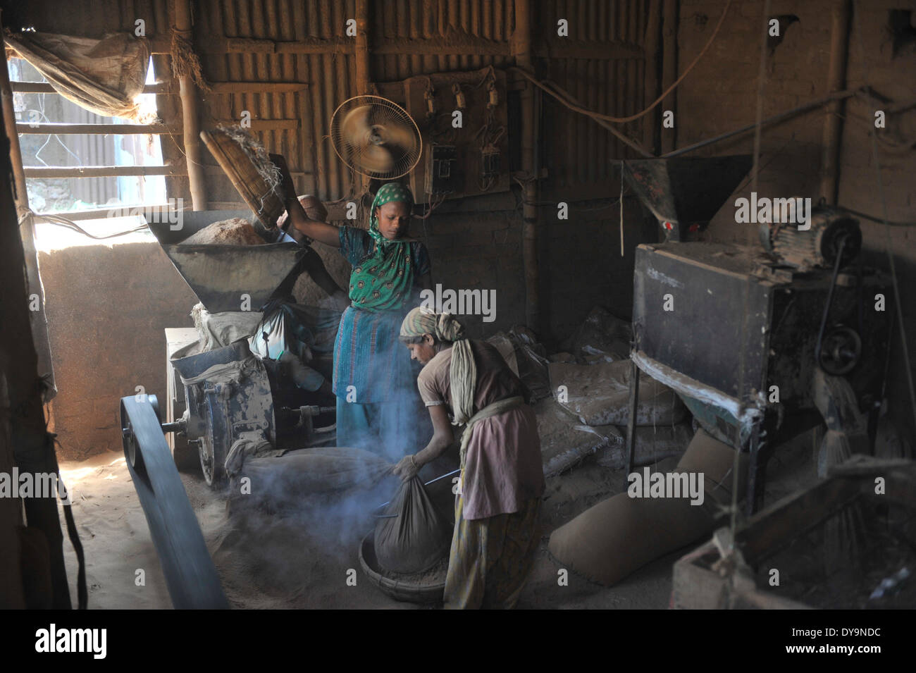 DHAKA, Bangladesch - APRIL 10: Arbeiter sammeln Holzmehl in einer Holzfabrik als Moskito-Coils verarbeitet werden. Da die meisten der Arbeiter Weibchen, Mütter die Holzfabrik arbeiten ihre kleinen Kinder mitbringen und Holzmehl, wodurch leider Tuberkulose und anderen Krankheiten bei Kleinkindern zu sammeln. (Foto von Mohammad Asad/Pacific Press) Stockfoto