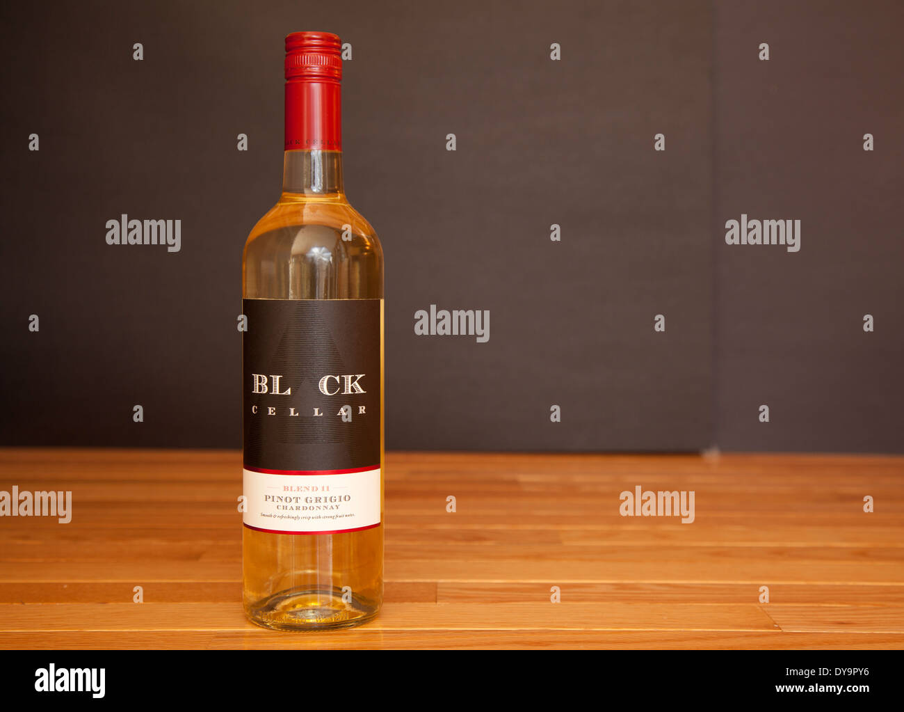 Eine Flasche Pinot Grigio Chardonnay weiß Wein von schwarzen Keller produziert. Stockfoto