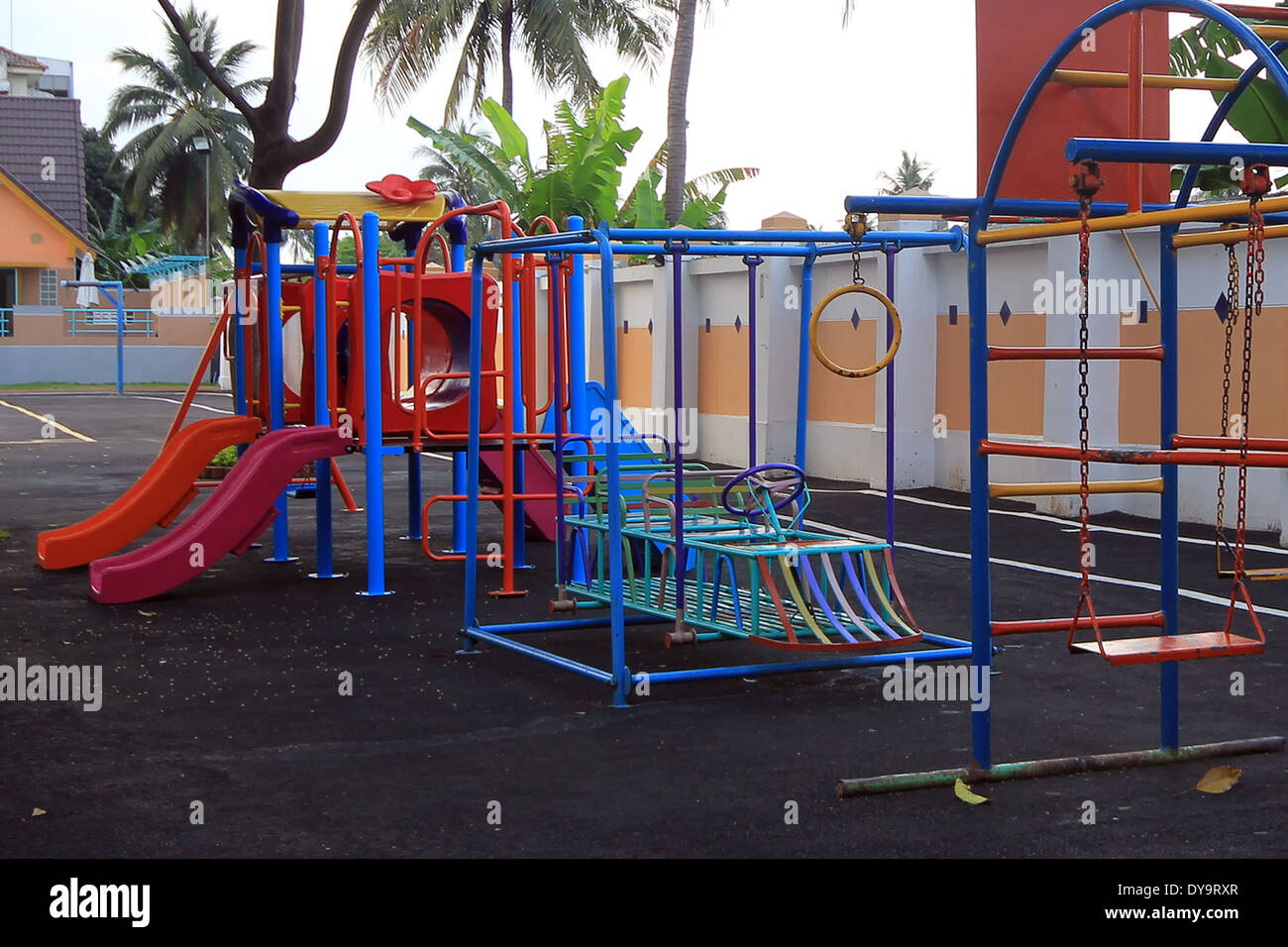 Bunte Kinder-Spielplatz im park Stockfoto