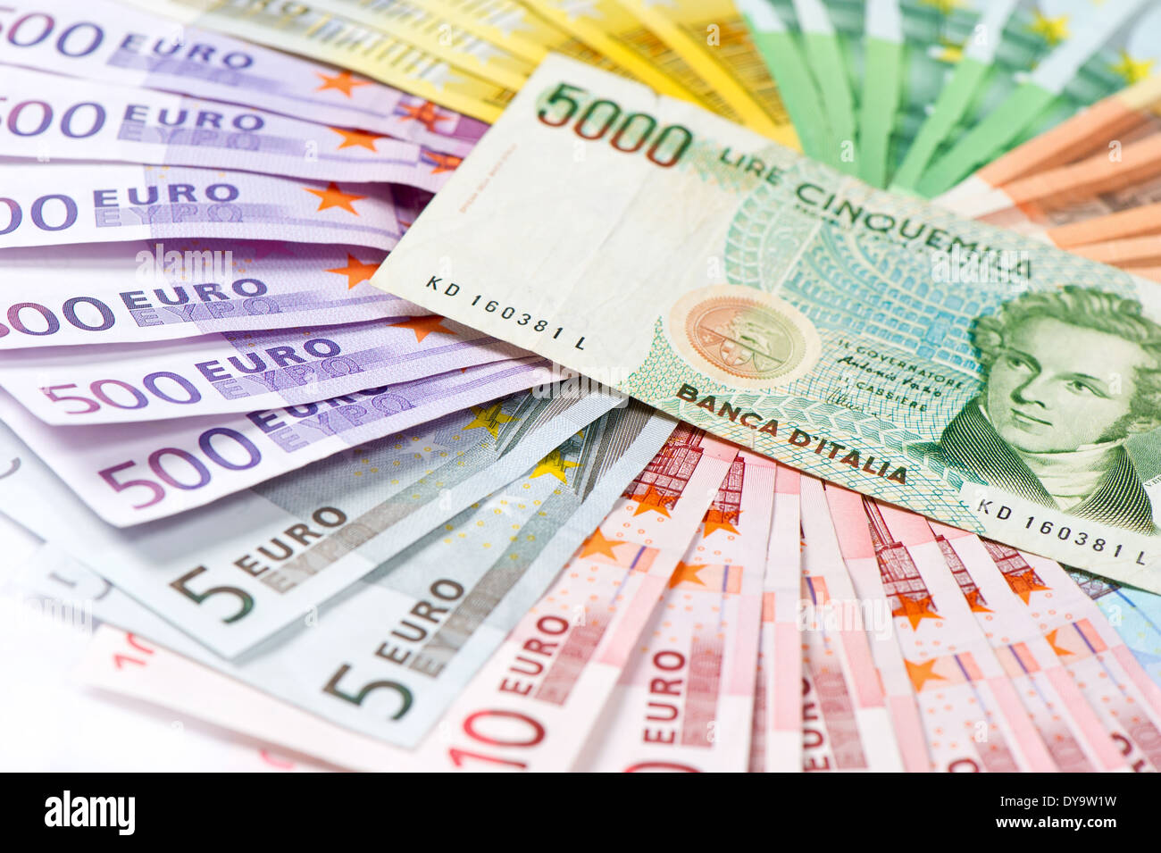 Euro-Krise-Konzept. alte italienische Lire (keine vorhandene Geld) über Eurobanknoten Stockfoto