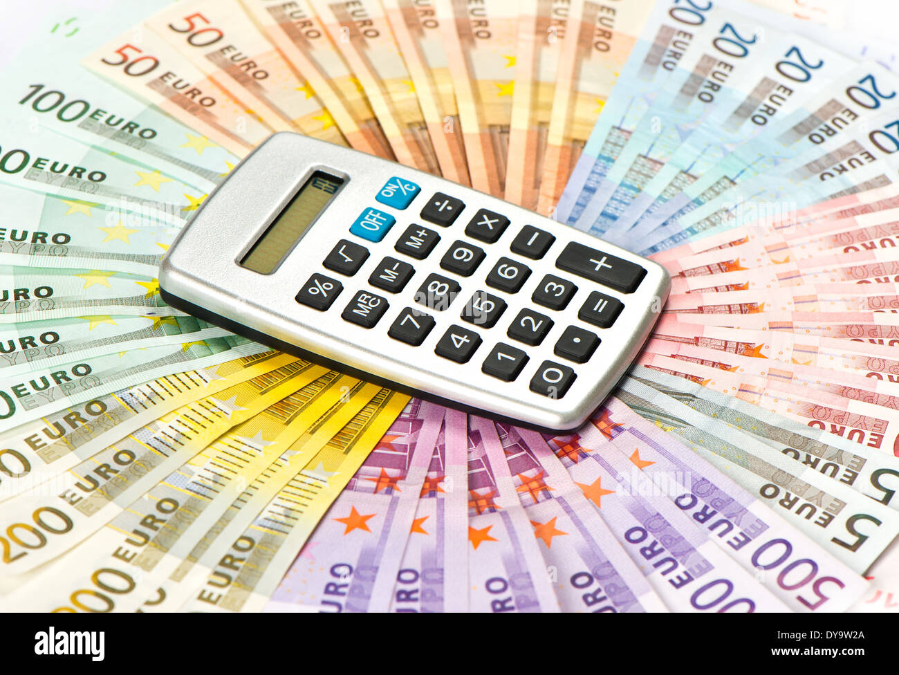 Rechner auf Euro-Banknoten-Hintergrund Stockfoto