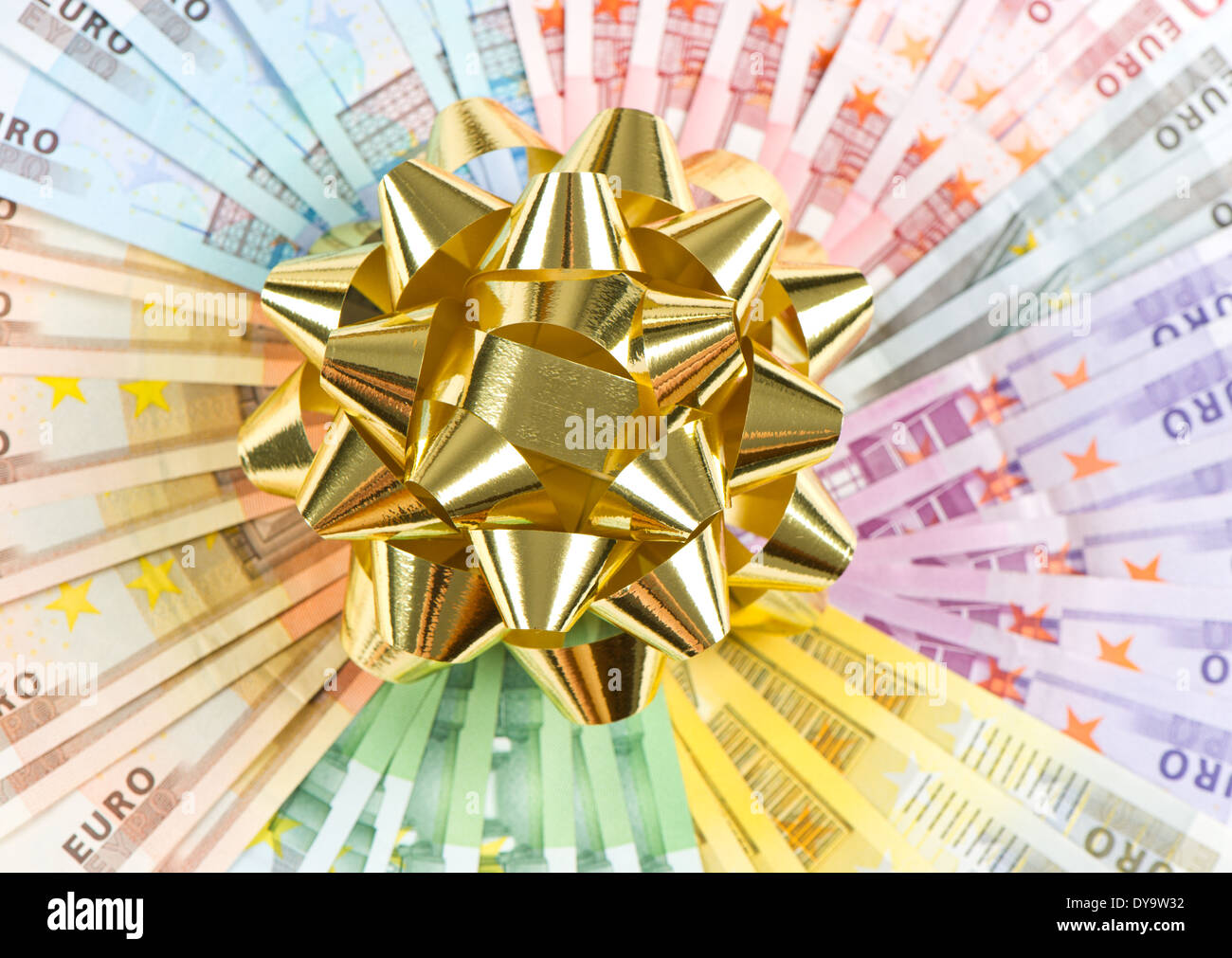 Geld als Geschenk. goldenes Band auf Euro-Banknoten-Hintergrund Stockfoto