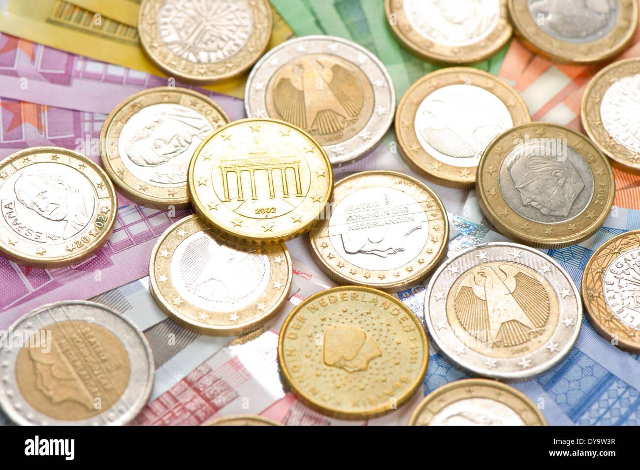 Euro-Münzen und Banknoten. Geld-Hintergrund Stockfoto