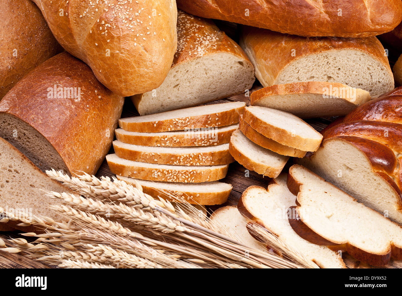 Verschiedene Brot und Brotscheiben. Essen-Hintergrund. Stockfoto