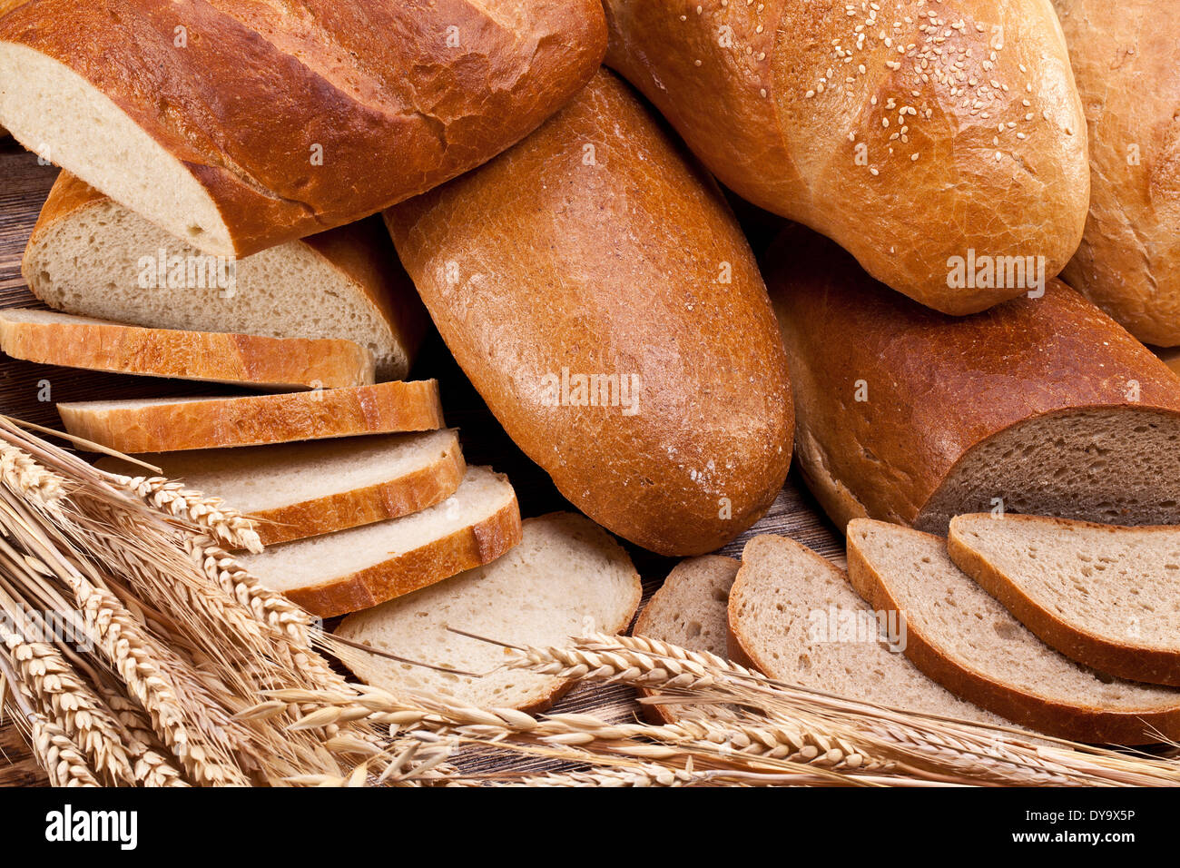 Verschiedene Brot und Brotscheiben. Essen-Hintergrund. Stockfoto