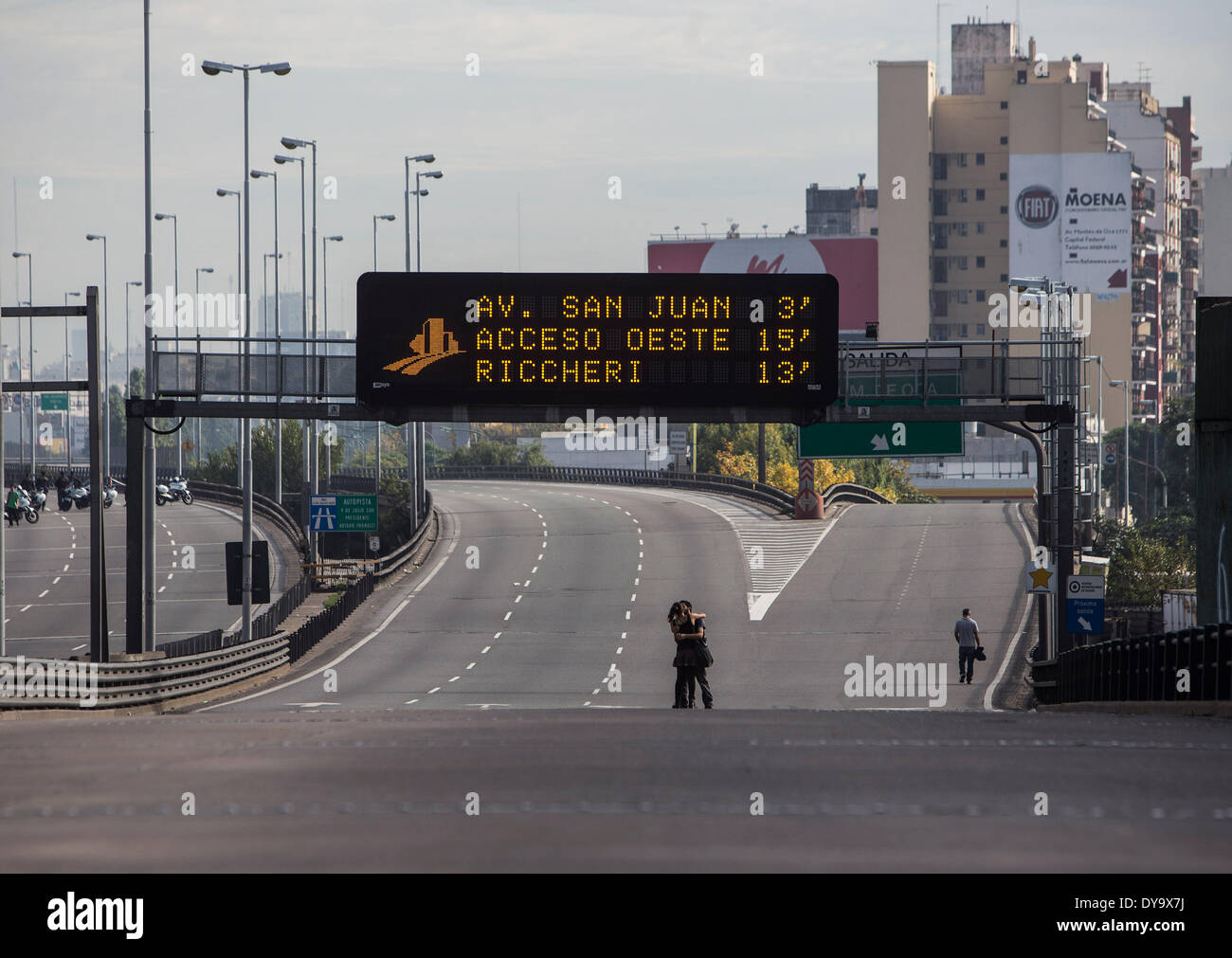 Buenos Aires, Argentinien. 10. April 2014. Kein Fahrzeug ist bei einer Autobahnauffahrt während des Generalstreiks von 24 Stunden in Buenos Aires, der Hauptstadt von Argentinien, am 10. April 2014 sehen. Die allgemeine Konföderation der Arbeit (CGT), Argentinien zentrale Arbeitnehmer (CTA), Arbeitnehmer Gewerkschaften und Left-Wing Parteien, durchgeführten landesweiten Generalstreik von 24 Stunden Sicherheit, bessere Arbeitsbedingungen und höhere Löhne zu verlangen. © Martin Zabala/Xinhua/Alamy Live-Nachrichten Stockfoto