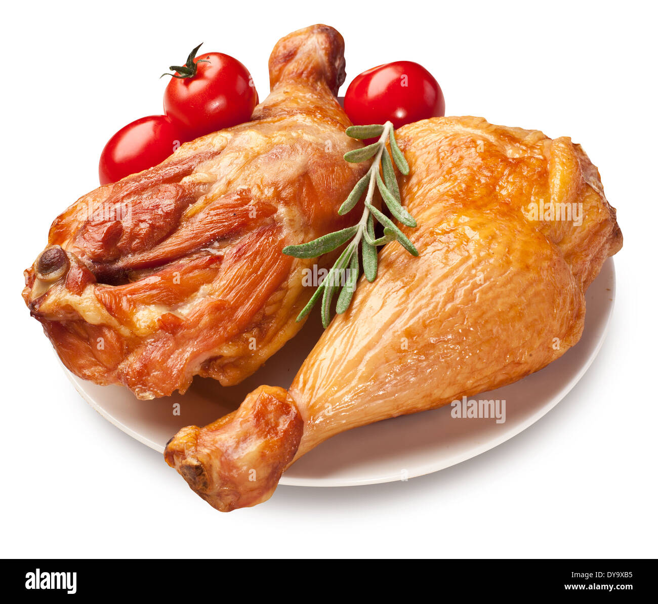 Geräuchertem Huhn mit Tomaten auf einem weißen Teller. Beschneidungspfade. Stockfoto