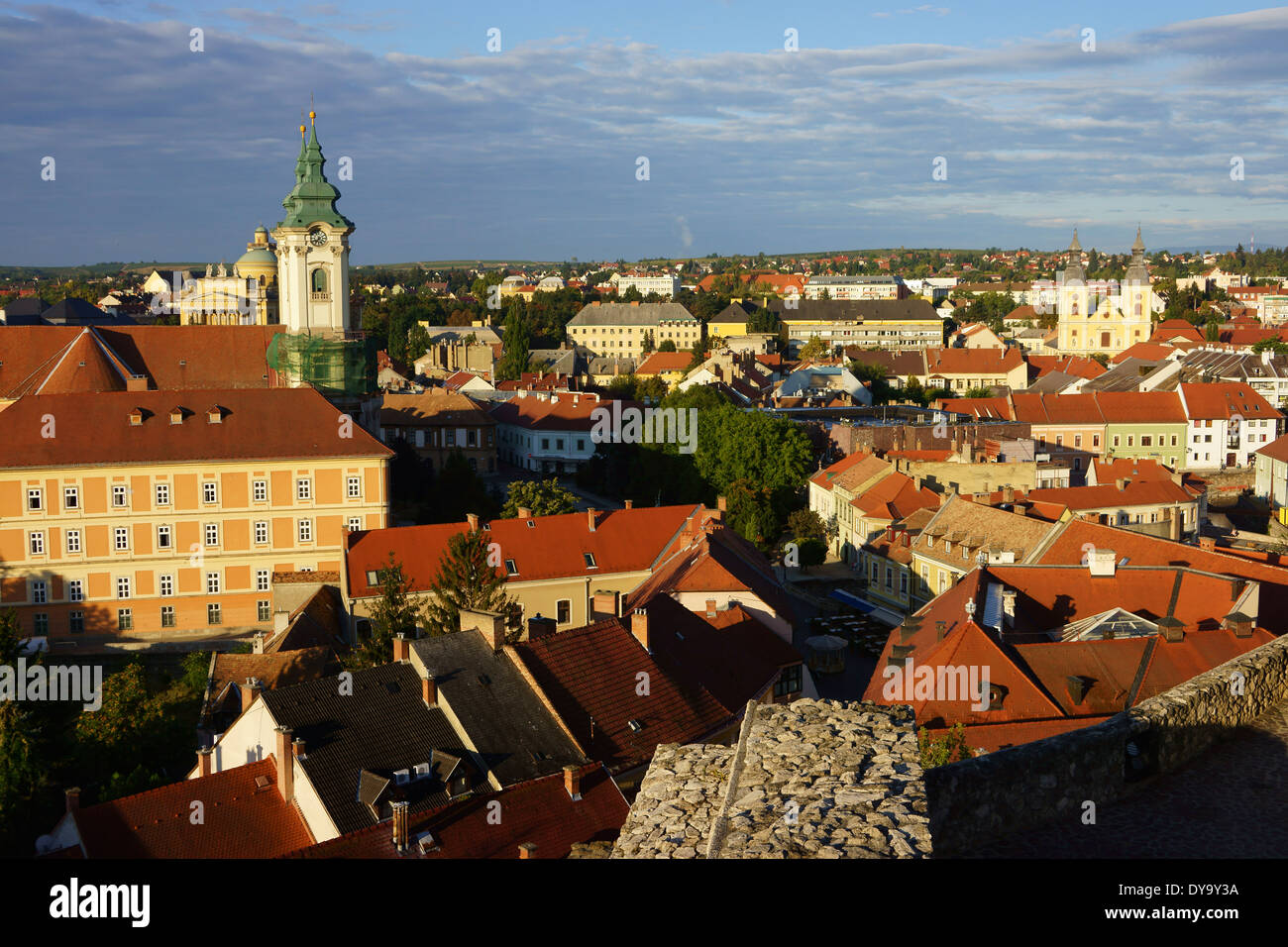 Stadt Eger vom Schlossberg mit Minoritenkirche (l), Ungarn Stockfoto