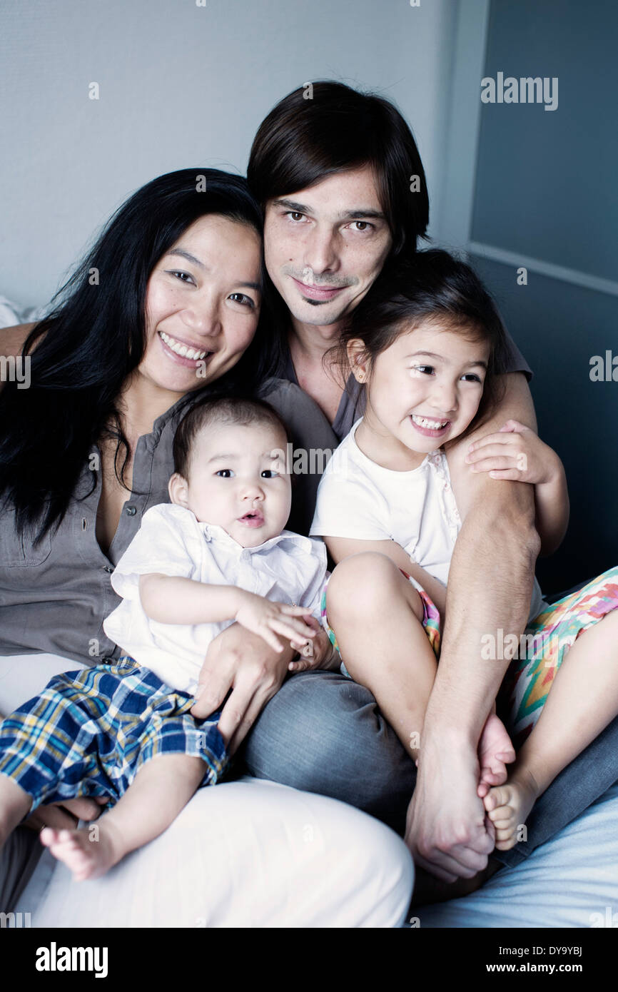 Familie mit zwei Kindern, Porträt Stockfoto