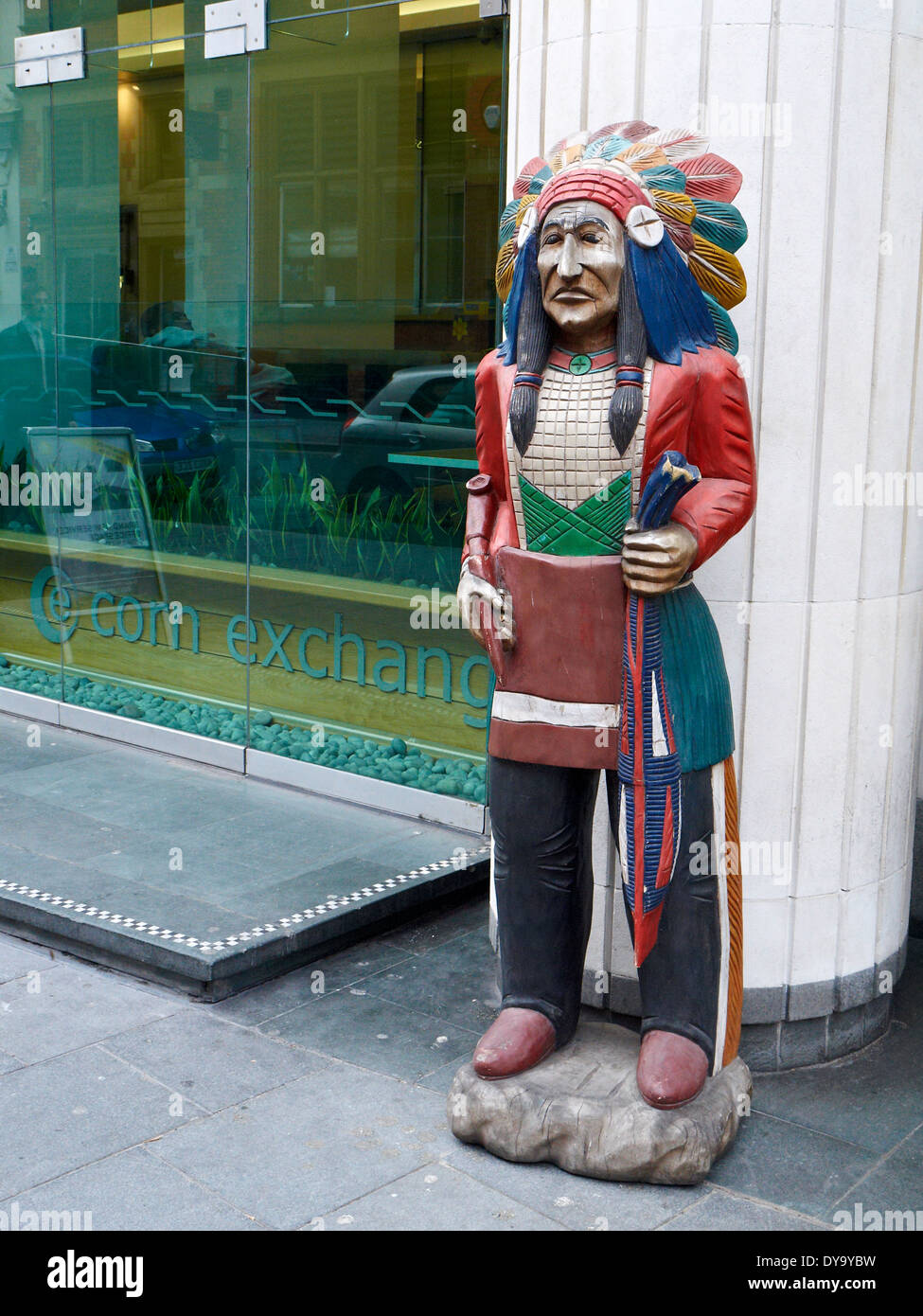 Indische Statue außerhalb Trafik in Liverpool Merseyside UK Stockfoto