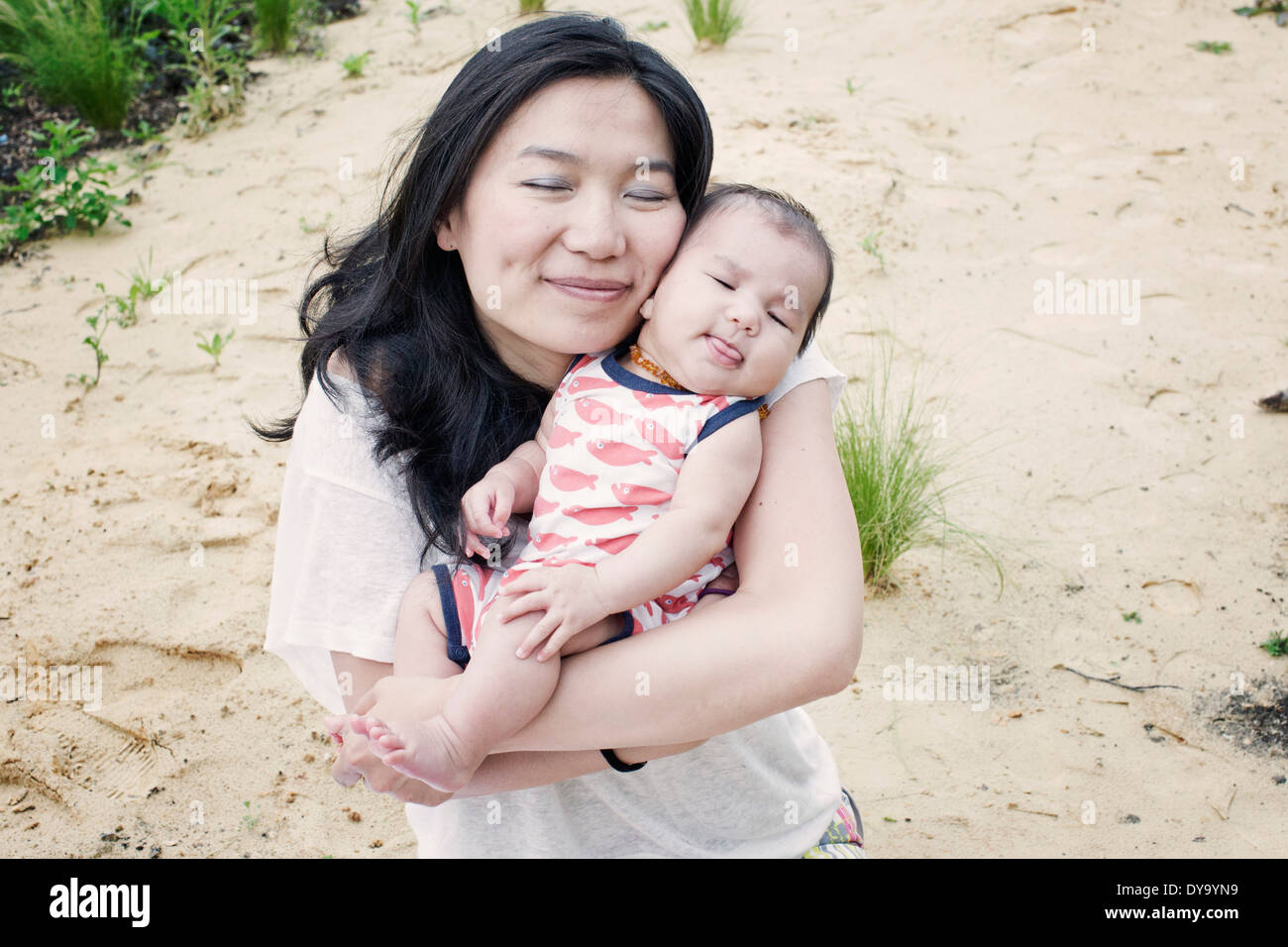 Mutter mit Sohn im Freien, Porträt Stockfoto