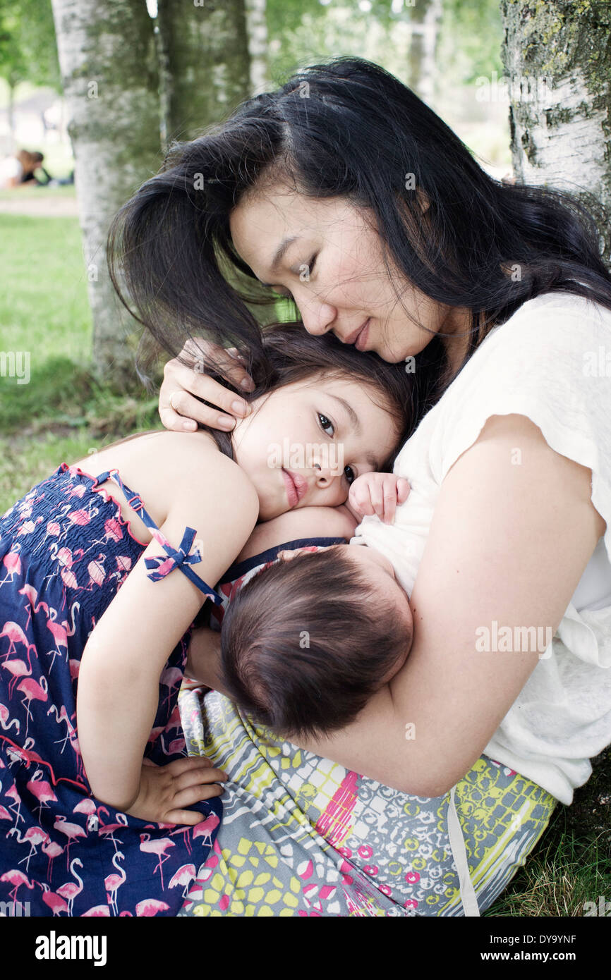 Mutter mit Baby und kleine Mädchen im freien Stockfoto
