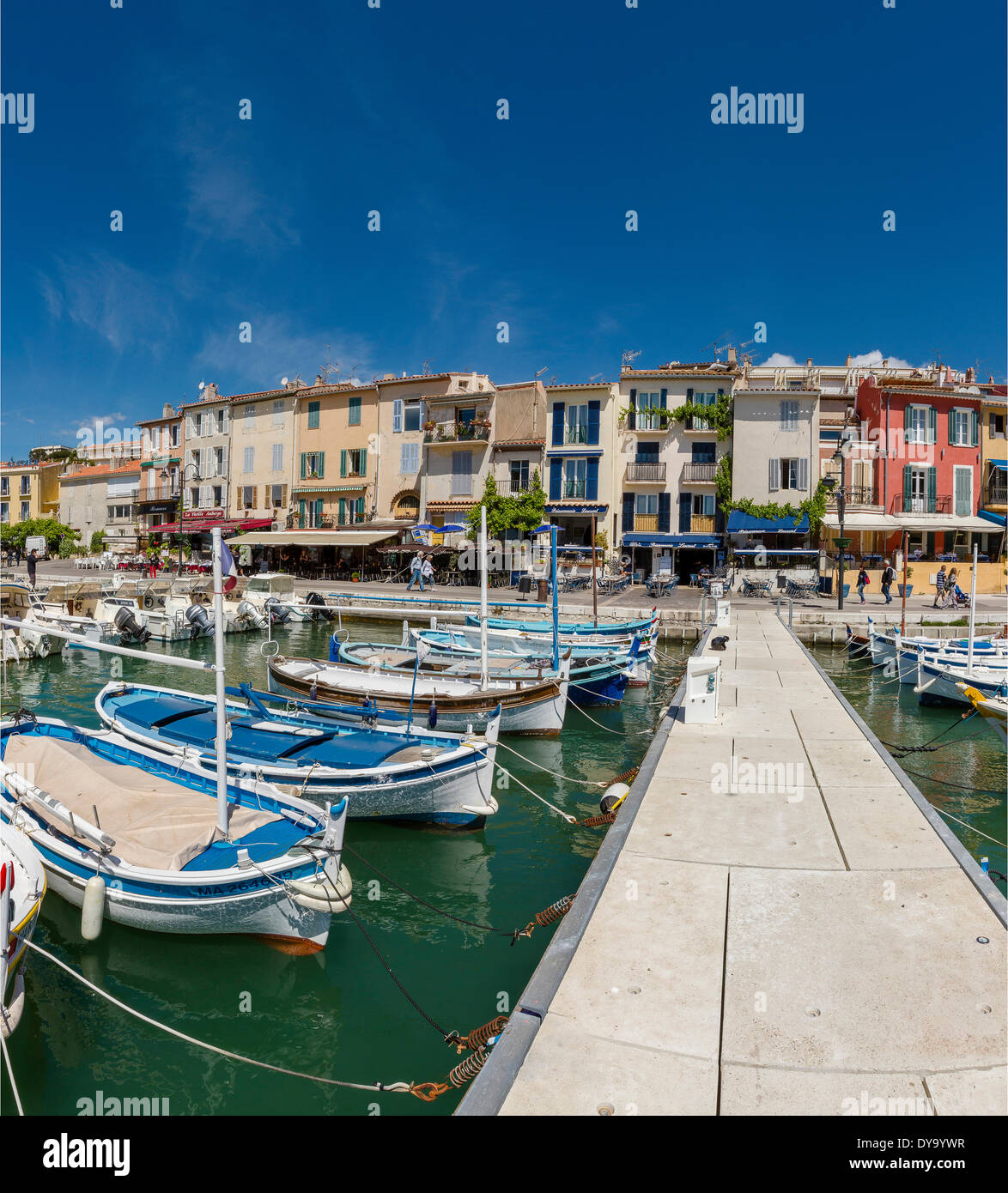 Hafen, Stadt, Dorf, Wasser, Frühling, Menschen, Schiffe, Boot, Cassis, Bouches-du-Rhône, Frankreich, Europa, Stockfoto