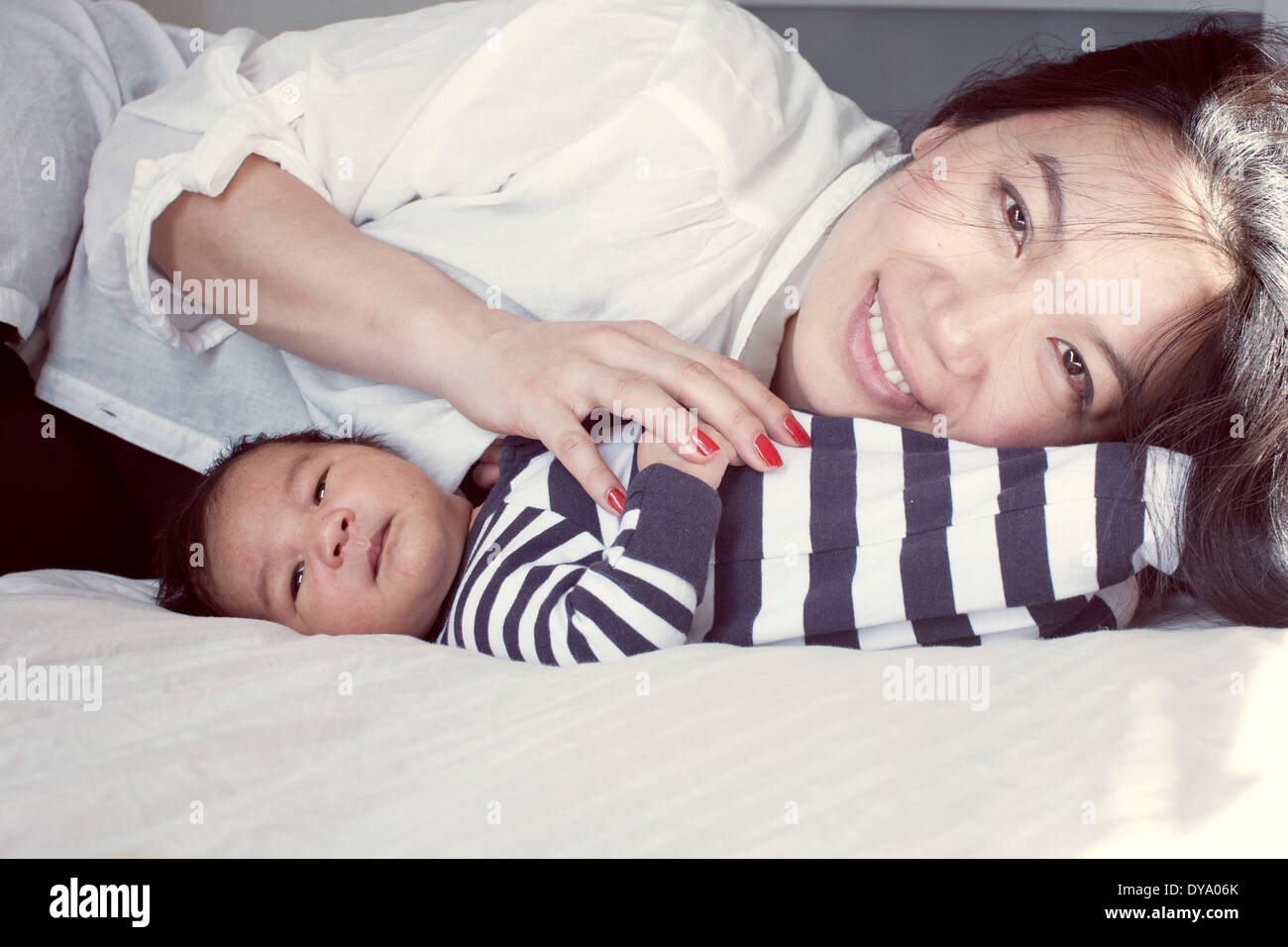 Mutter mit Baby im Bett, Porträt Stockfoto Mutter mit Baby im Bett, Porträt Stockfoto