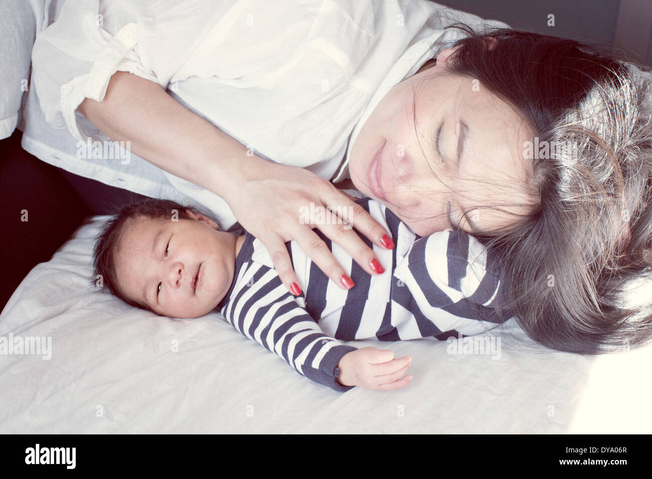 Mutter mit Baby im Bett, Porträt Stockfoto Mutter mit Baby im Bett, Porträt Stockfoto