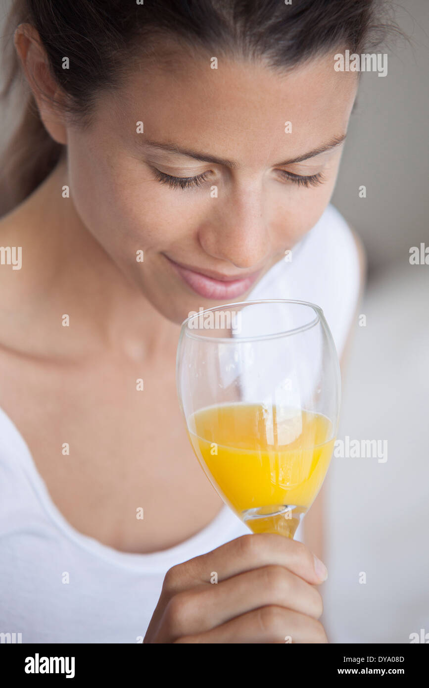 Junge Frau Glas Orangensaft trinken Stockfoto