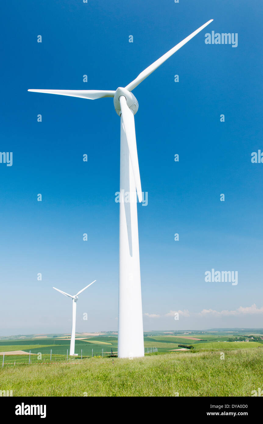 Frankreich, Pas-De-Calais. Zwei horizontale Windkraftanlagen in einer ländlichen Landschaft im Norden Frankreichs Stockfoto