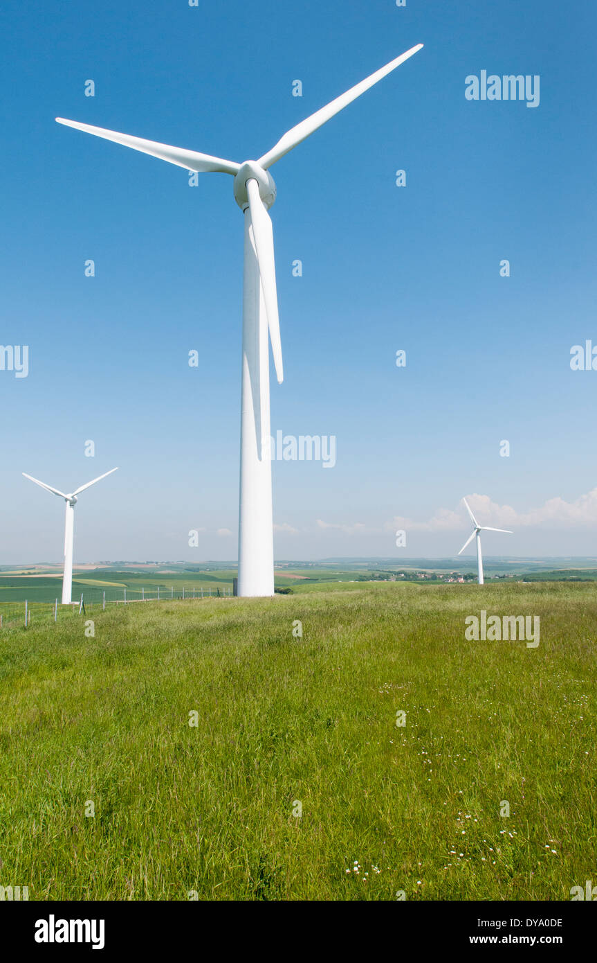 Frankreich, Pas-De-Calais. Drei horizontale Windturbinen in einer ländlichen Landschaft im Norden Frankreichs Stockfoto