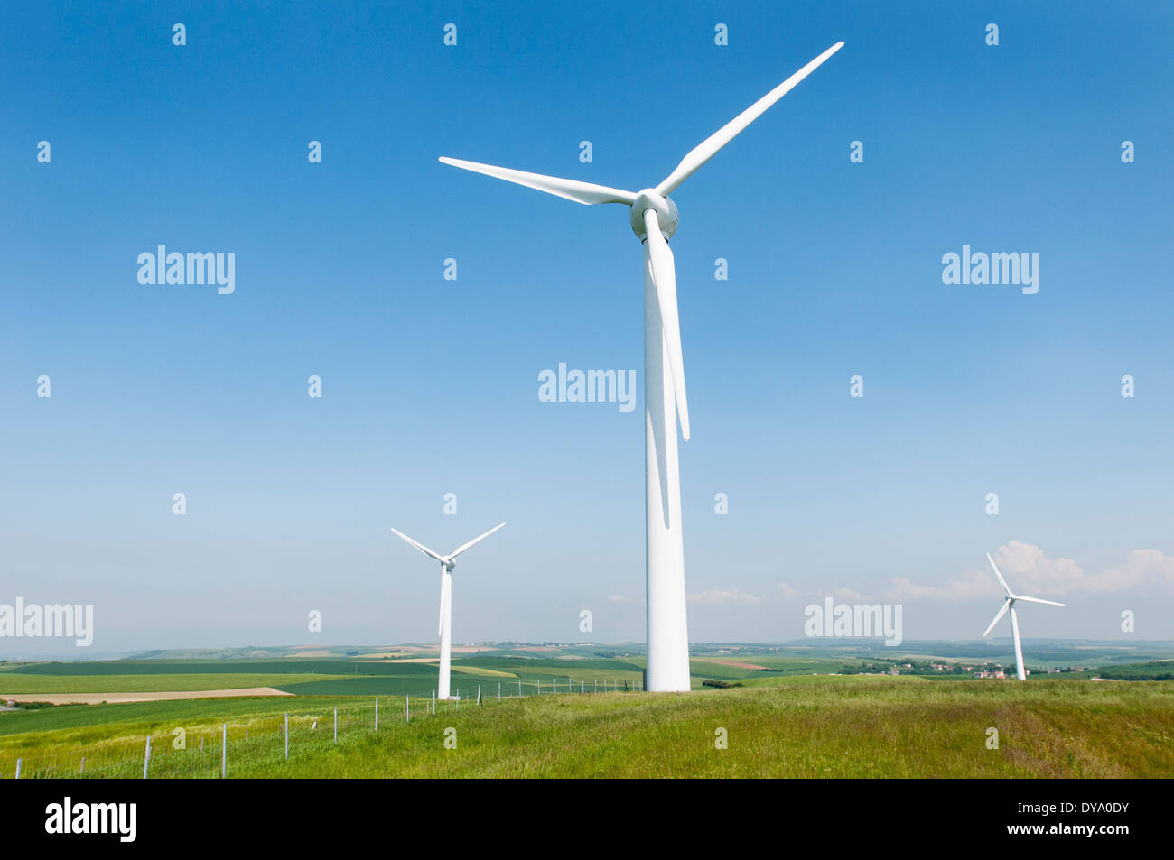 Frankreich, Pas-De-Calais. Drei horizontale Windturbinen in einer ländlichen Landschaft im Norden Frankreichs Stockfoto