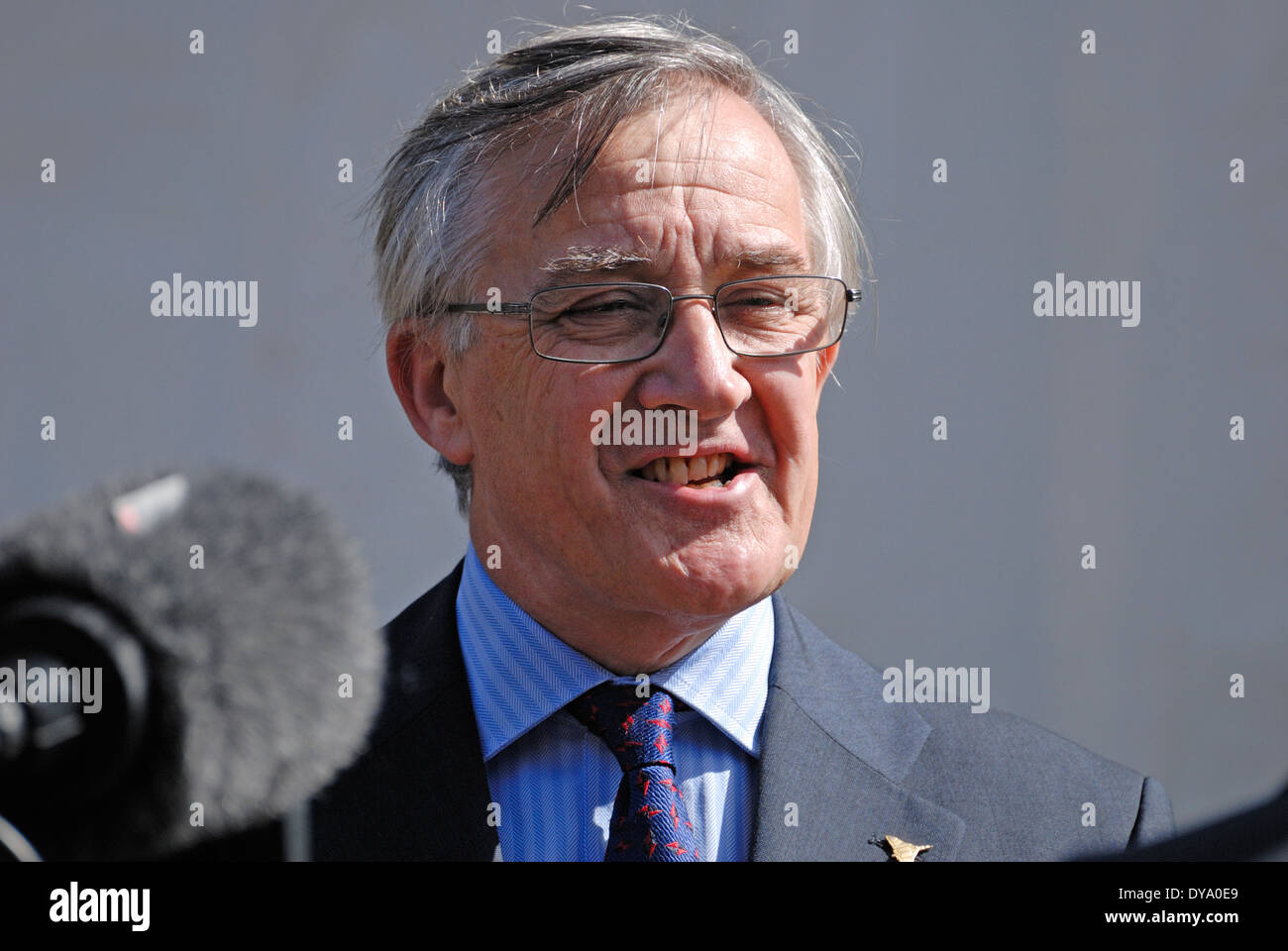 Sir Gerald Howarth MP (konservativ; Aldershot) interviewt außerhalb des Parlaments Stockfoto