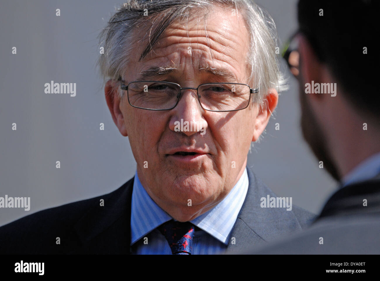 Sir Gerald Howarth MP (konservativ; Aldershot) interviewt außerhalb des Parlaments Stockfoto