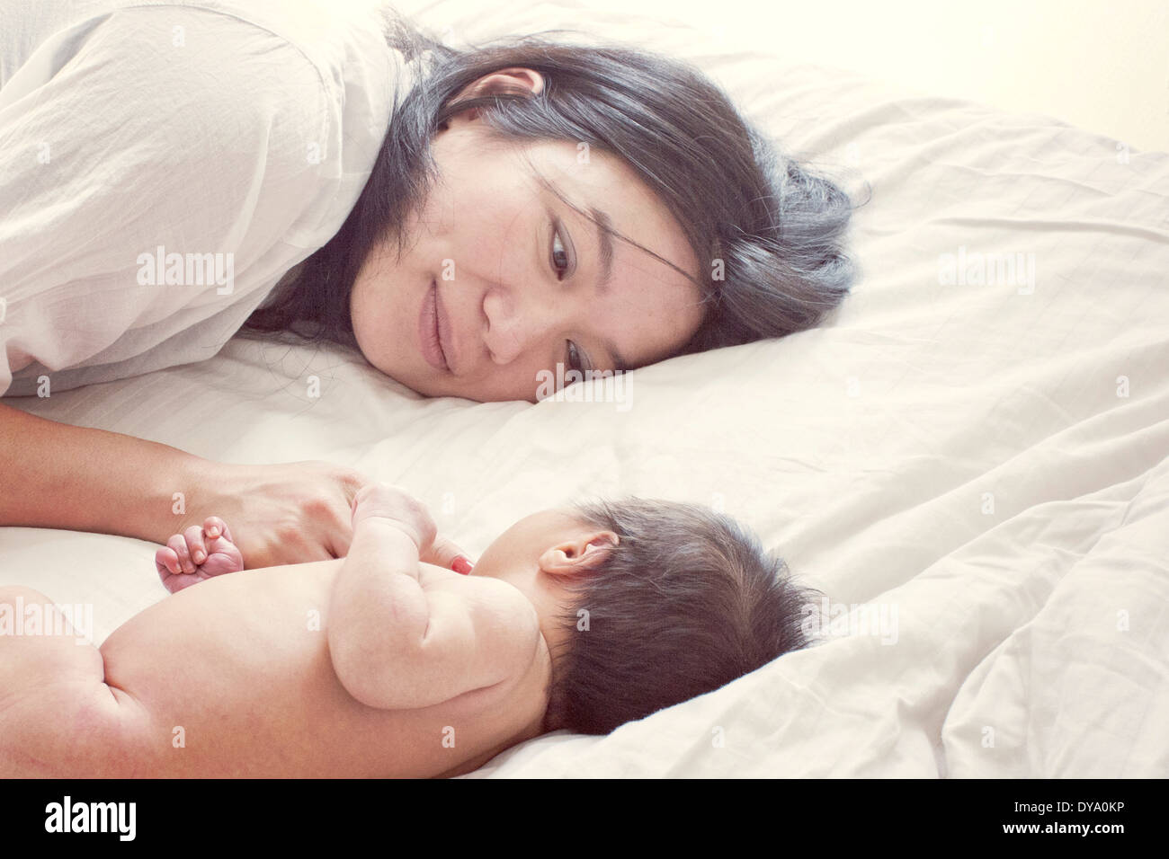Mutter mit Baby im Bett, Porträt Stockfoto