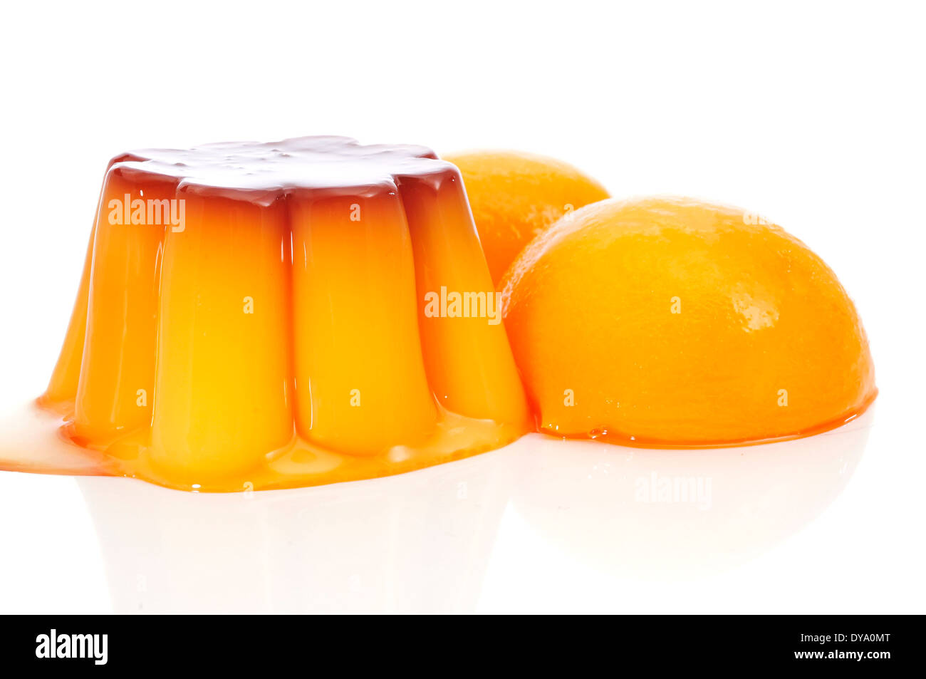 Creme Caramel und Pfirsich in Sirup auf weißem Hintergrund Stockfoto