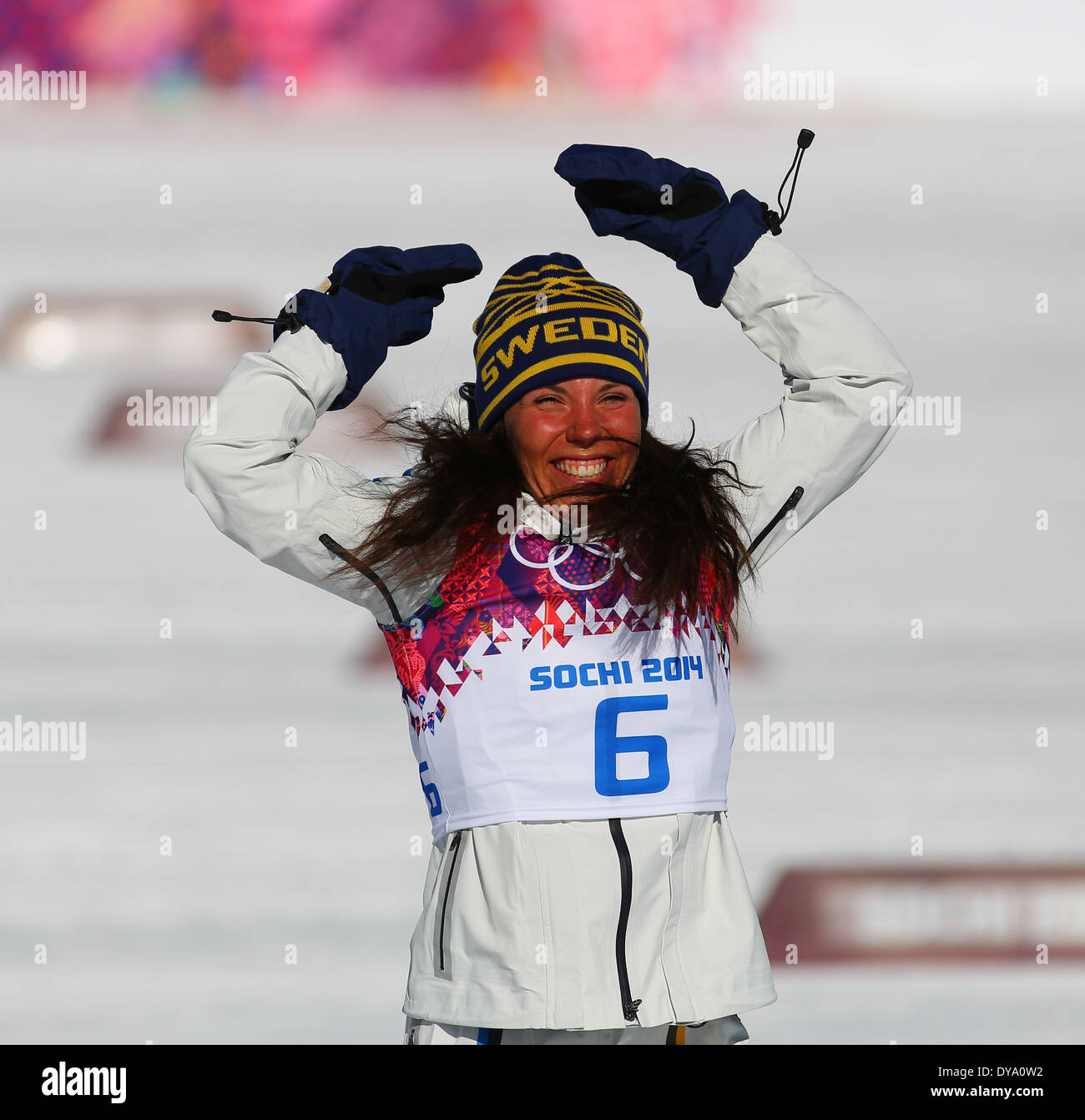 Sotschi, Russland – 8. Februar 2014: Silbermedaillengewinner, Charlotte KALLA (SWE) auf eine Flowershow nach Damen-Skiathlon 7,5 km Cla Stockfoto