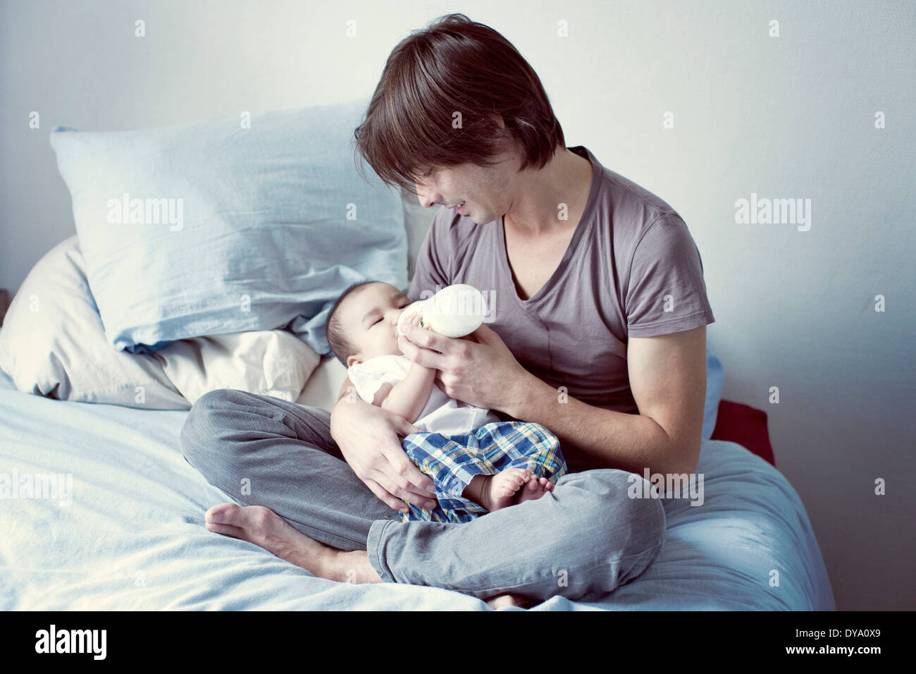 Vater Babyflasche Fütterung baby Stockfoto