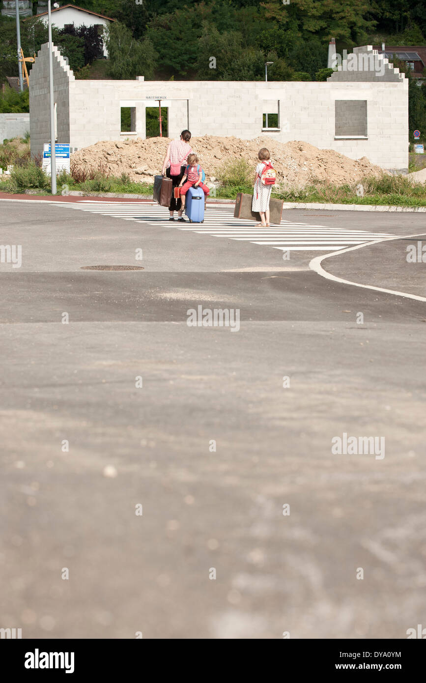 Mutter Und Kinder In Der Strasse In Richtung Unfertige Haus Gehen