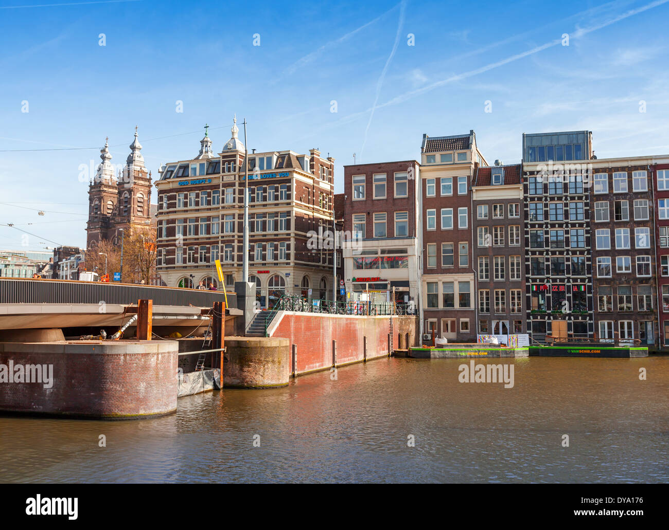 AMSTERDAM, Niederlande - 19. März 2014: Bunte Häuserfassaden und Brücke mit dem Menschen zu gehen. Damrak Straße Stockfoto