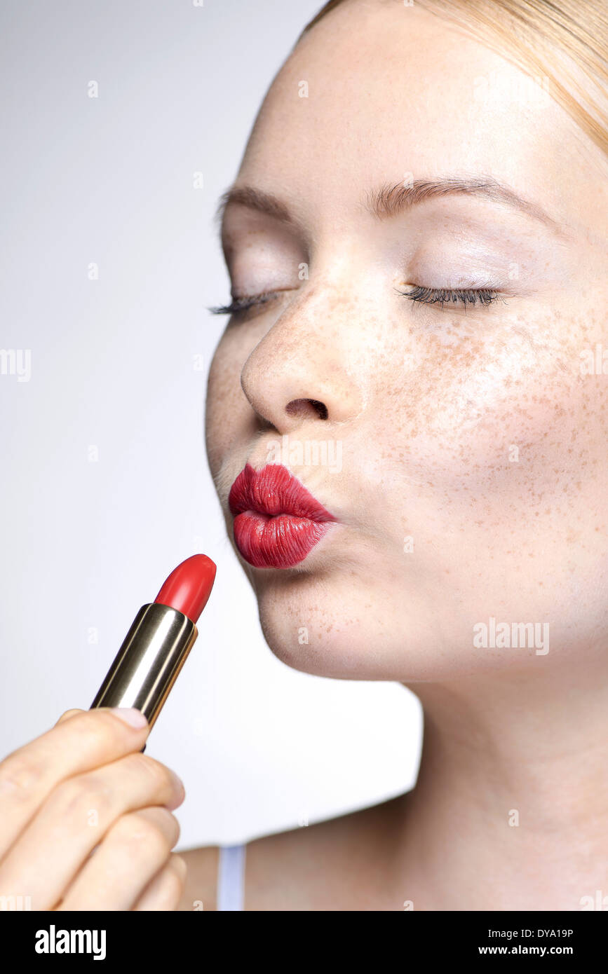 Junge Frau Lippenstift Stockfoto