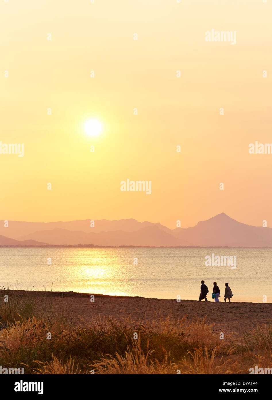 Silhouette of people walking at the beach. Dénia. Alicante. Spain Stockfoto