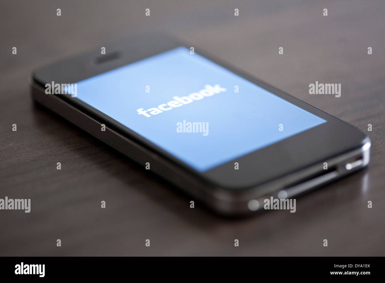 Nahaufnahme des Smartphone social-Media-app anzeigen Stockfoto