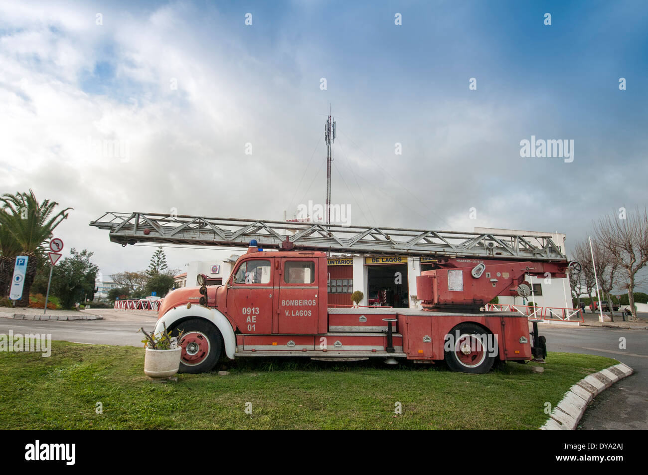 altes Feuerwehrauto außerhalb der Feuerwache in Lagos Portugal Stockfoto