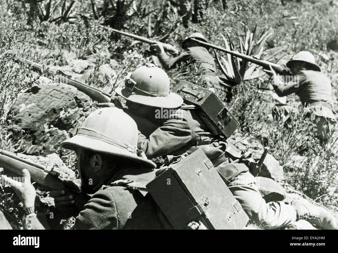 Italienisch-Äthiopischen Krieg Krieg vier italienische Soldaten militärische Waffen Angriff Schlacht italienischen abessinischen Krieg 1935 Äthiopien Afrika Stockfoto