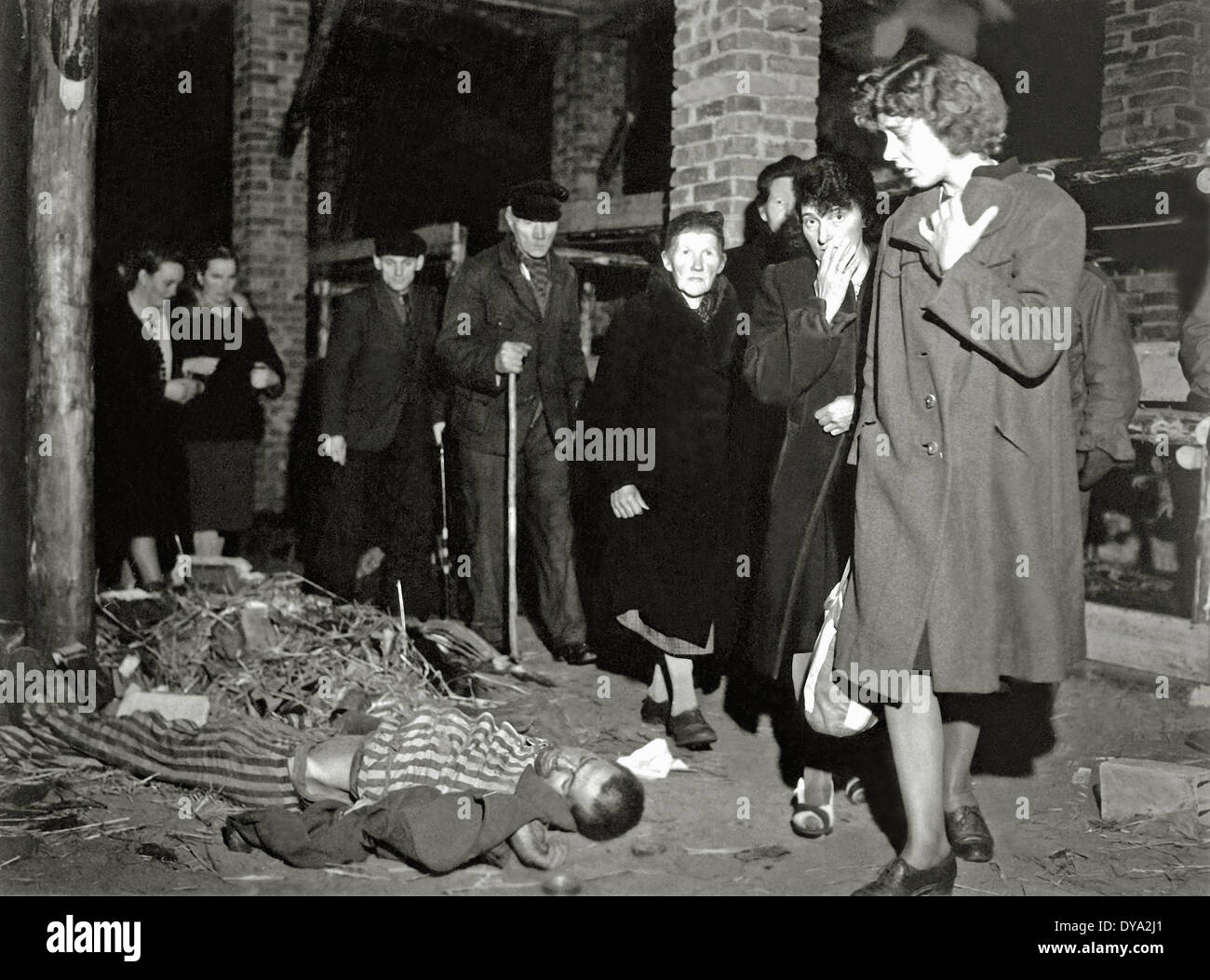 WW II historische Krieg Weltkrieg Zweiter Weltkrieg Deutschland Einwohner ansässig Besuch Ludwigslust Konzentrationslager KZ 1945 corp Stockfoto