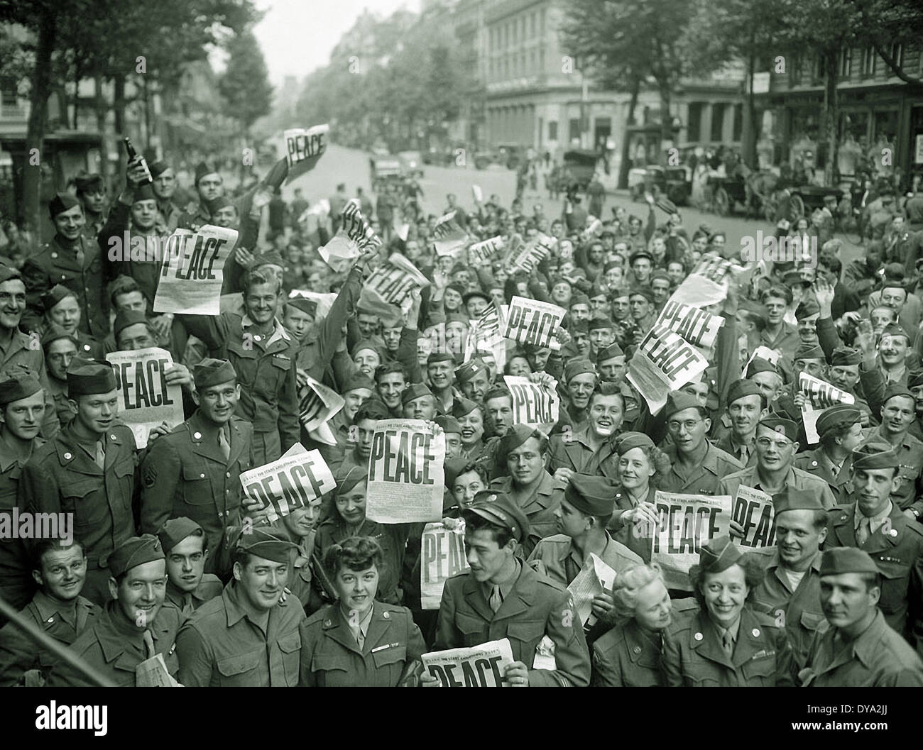 WW II historische Krieg Weltkrieg Zweiter Weltkrieg Frankreich Europa amerikanischer Soldat Frauen sammeln Paris bedingungslose Kapitulation, Stockfoto