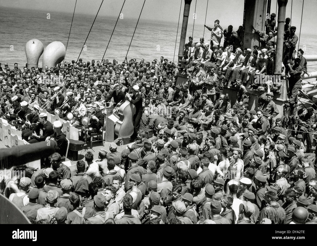 WW II historische Krieg Weltkrieg Krieg Betrieb Overlord Overlord Invasion Konzert jazz Swing Deck US-Schiff am 1. Juli Stockfoto