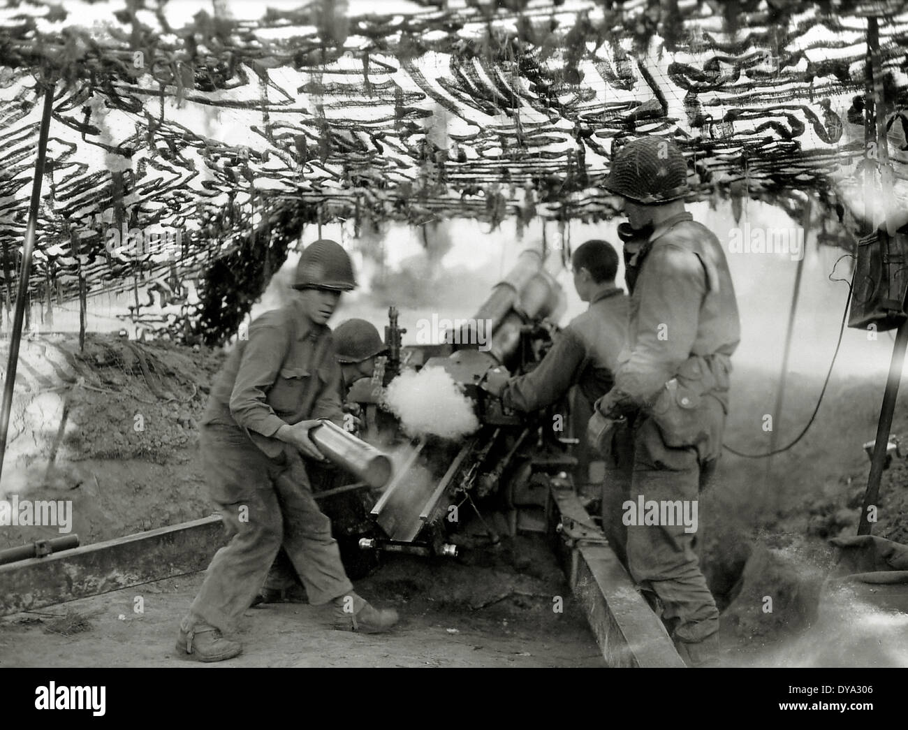 WW II historische Krieg Weltkrieg Krieg Betrieb Overlord Overlord Invasion Haubitze HM2 Camouflage Netting Feuer Juli Stockfoto