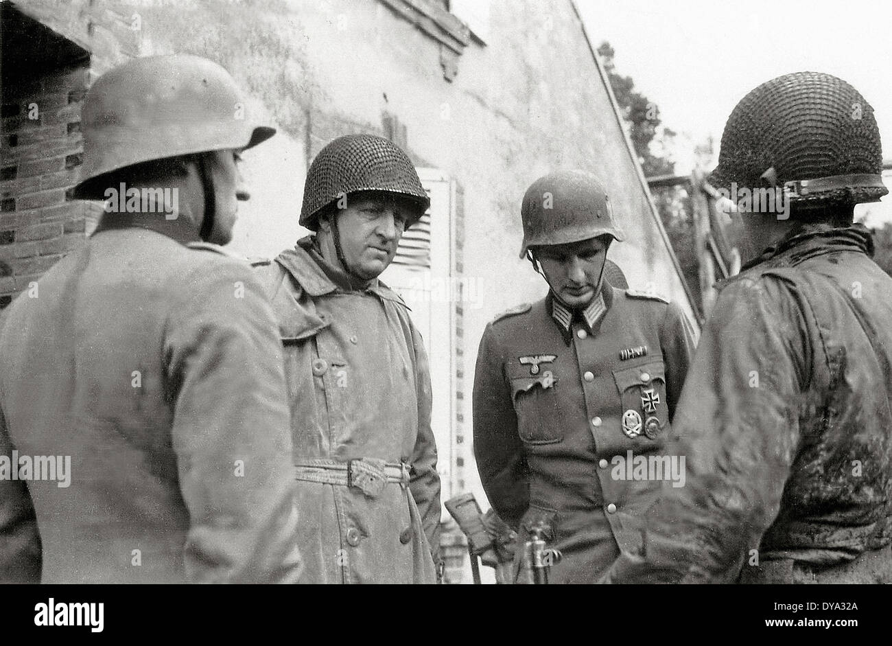 WW II historische Krieg Weltkrieg Krieg Betrieb Overlord Overlord Invasion zwei deutsche Gefangene amerikanische Offiziere J Stockfoto