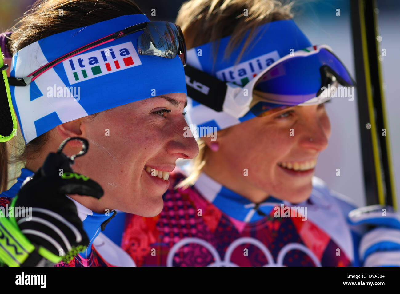 Sotschi, Russland – 8. Februar 2014: Marina PILLER (ITA) (L) am Ziel der Damen Skiathlon 7,5 km klassisch + 7,5 km frei Stockfoto