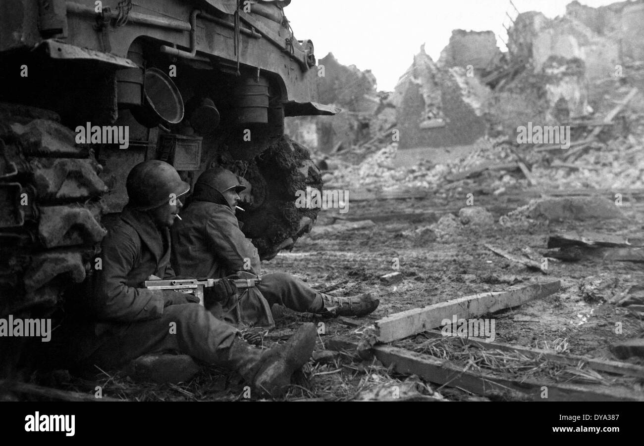 WW II historische Deutschland zwei amerikanische GI Schutz M4 Sherman Panzer Dezember 1944 Zerstörung Ruinen Düren Deutschland, Stockfoto