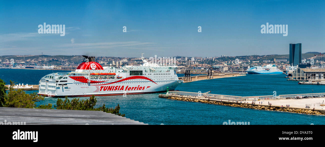 Fähre betreten Harbour Grand Port maritime Stadt Dorf Wasser Sommer Meer Schiffe Boot Marseille Bouches du Rhone Frankreich Europ Stockfoto